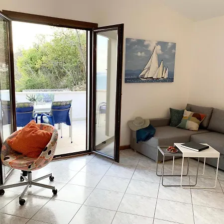 Near The Beach, With Terraces And Seaview At House B. Apartmán *