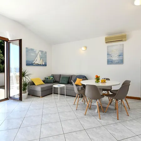 Apartmán Near The Beach, With Terraces And Seaview At House B.