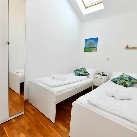 Near The Beach, With Terraces And Seaview At House B. Apartmán *